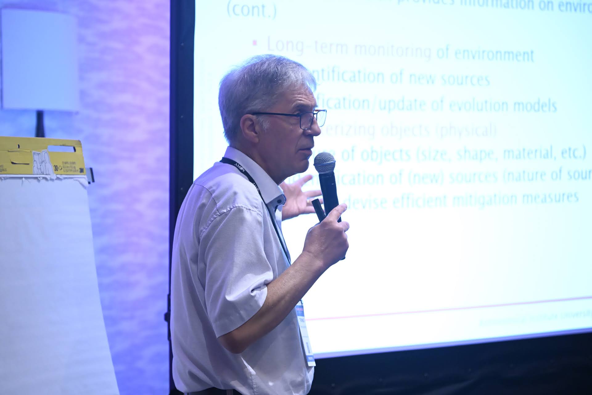 Thomas Schildknecht leading a short course at AMOS 2024